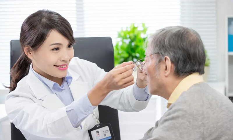 剛進入40歲，你能接受戴老花鏡嗎？