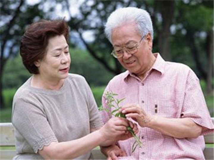 老花鏡科普：老人該如何緩解老花眼？