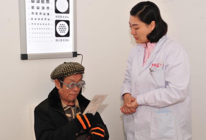 老花鏡多年不換危害大，佩戴前要做專業(yè)檢查