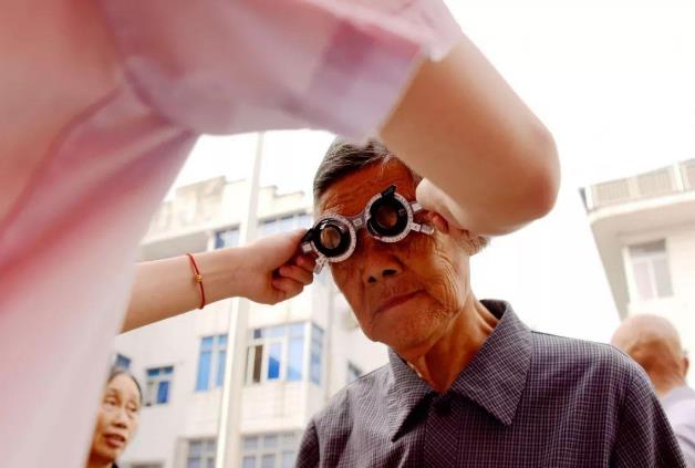 　漸進多焦鏡，三個光區(qū)完美結(jié)合，一鏡解決看遠看近