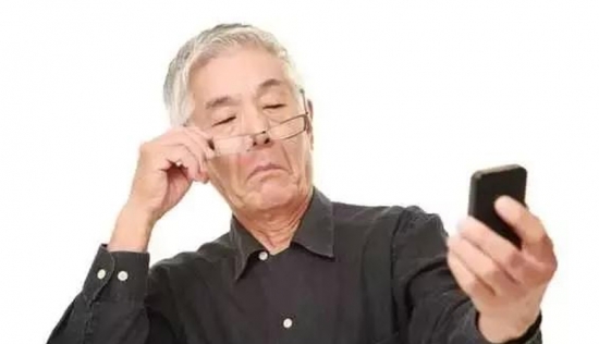 老花眼用手機(jī)發(fā)信息成了奢侈，六十歲的困惑看他怎么解決