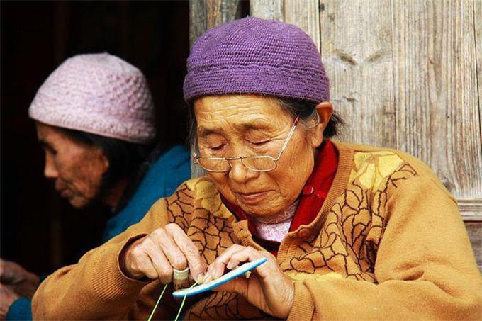 佩戴老花眼鏡，記住這四點(diǎn)，避免對(duì)眼睛造成傷害